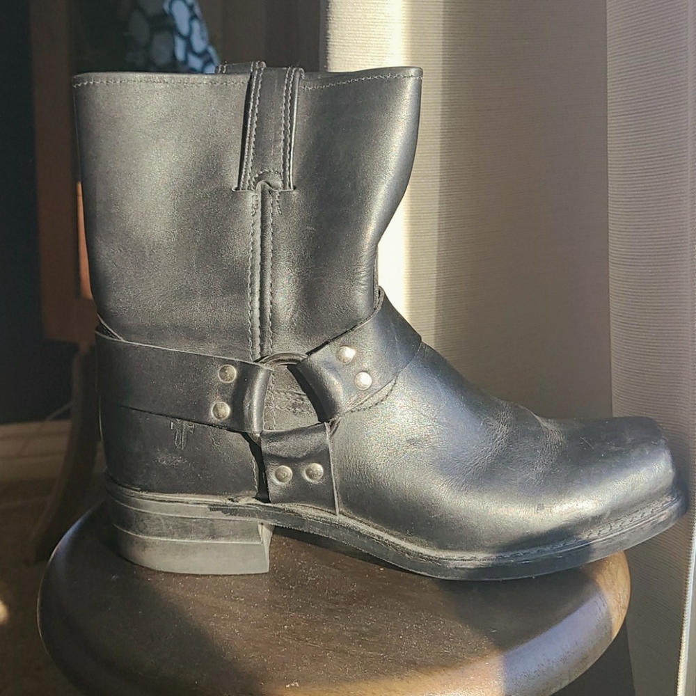 Harness 8R

FRYE boots